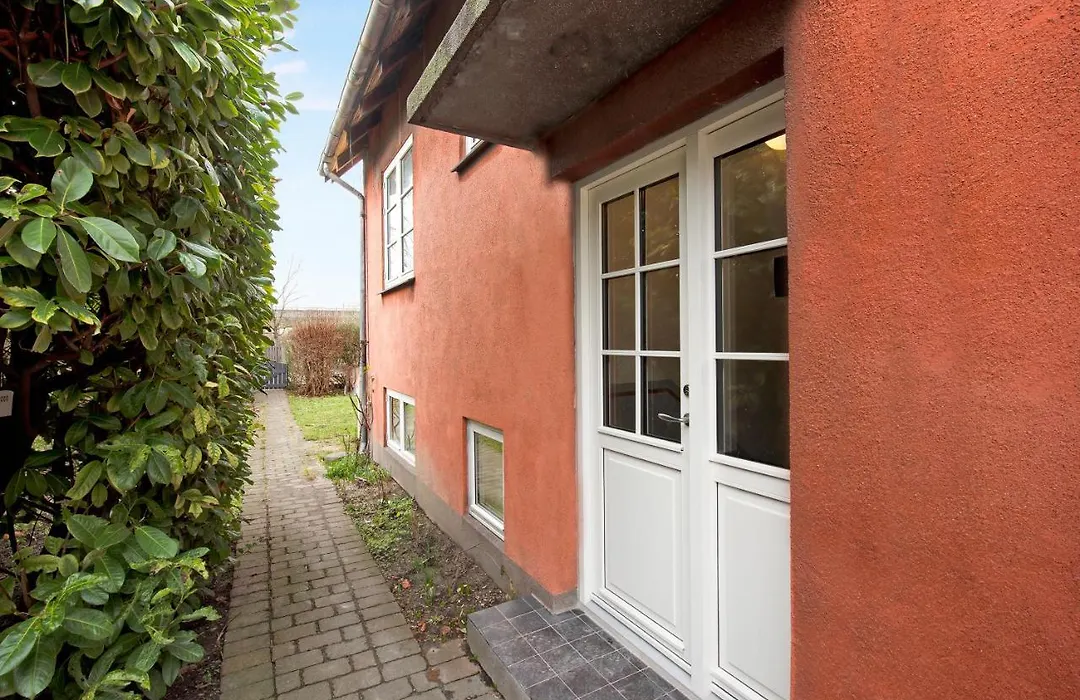 Charm 1 - Chic 2-Bdr Apt With Shared Garden-1