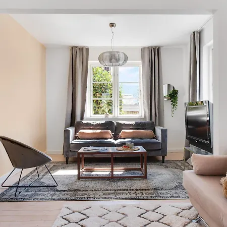 Charm 1 - Chic 2-Bdr Apt With Shared Garden-2